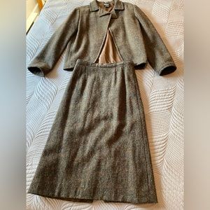 Vintage tweed 2 pc suit. Brown tweed, satin lined size sm.